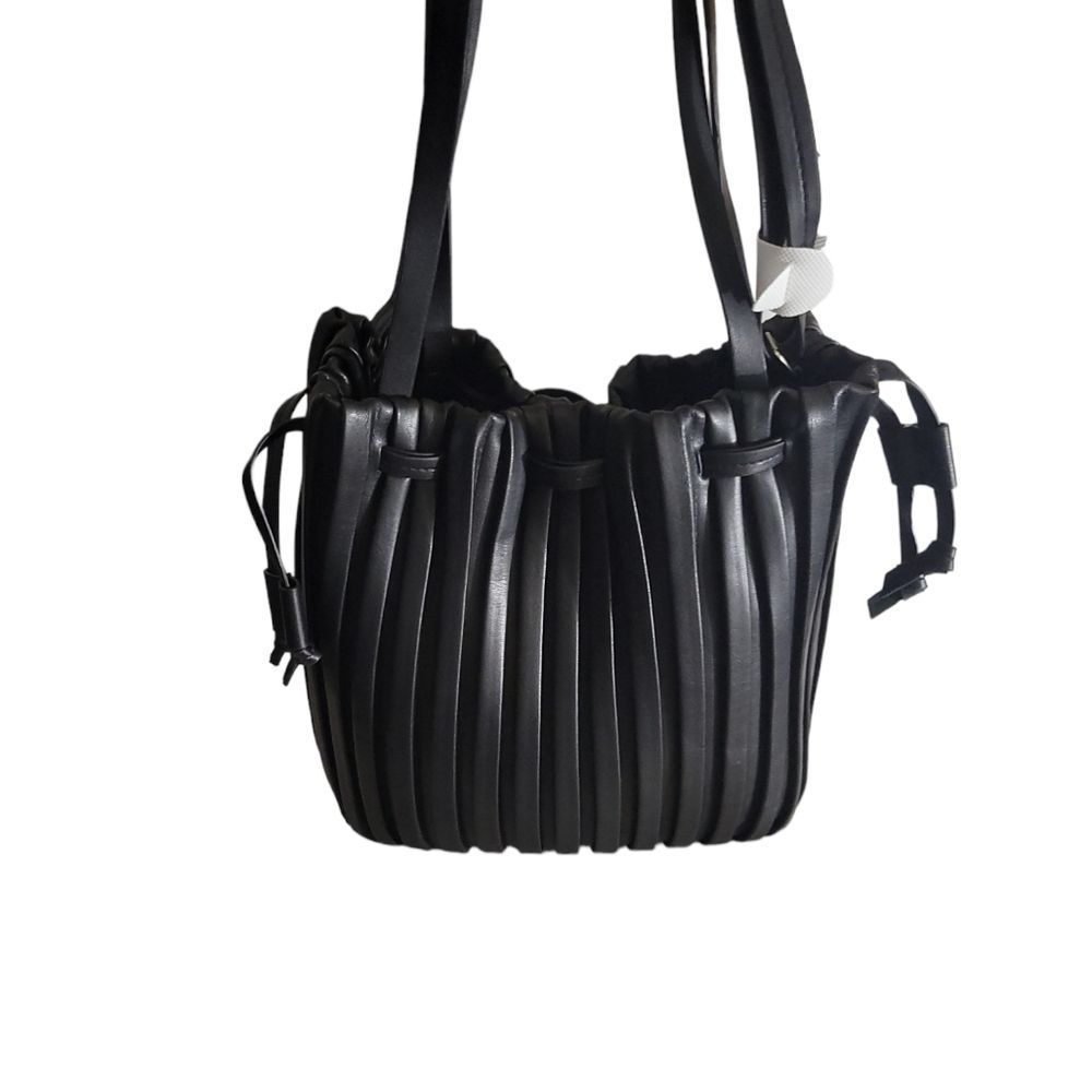 𝅺NEW (NWOT) Pleated Faux Leather Handled Bag with Crossbody Strap